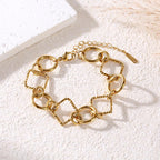 Bracelet Lizia doré à maillons ronds et carrés sur fond blanc texturé