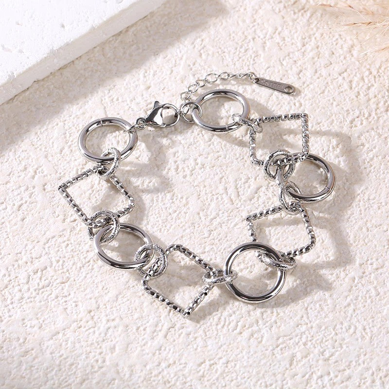 Bracelet Lizia argenté à maillons ronds et carrés sur fond blanc texturé