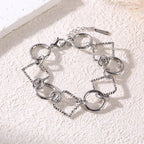 Bracelet Lizia argenté à maillons ronds et carrés sur fond blanc texturé