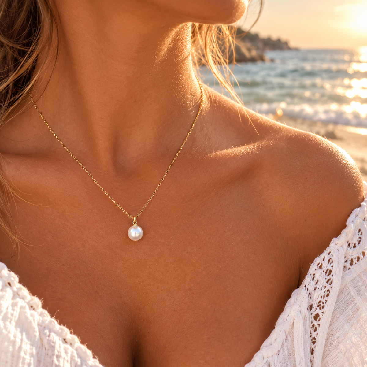 Collier Tess doré en acier inoxydable 316L avec perle blanche, porté au cou