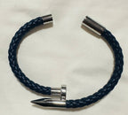Bracelet homme Socoa en cuir tressé bleu marine ouvert, avec motif clou et fermoir aimanté en acier inoxydable 316L