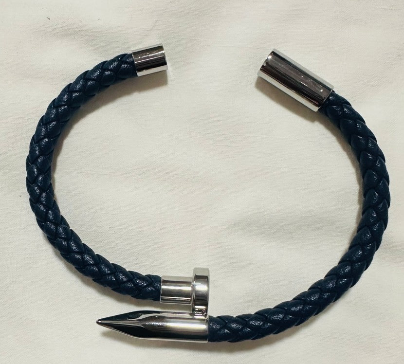 Bracelet homme Socoa en cuir tressé bleu marine ouvert, avec motif clou et fermoir aimanté en acier inoxydable 316L