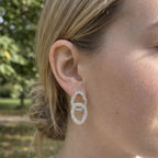 Boucles d'oreilles Agathe argentées portées à l'oreille – doubles cercles scintillants en acier inoxydable 316L