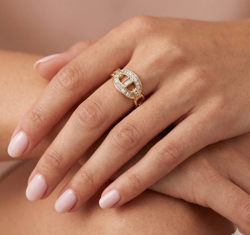 Bague Hope dorée, détail du motif et de l'anneau ajustable – FLIDEA Jewelry