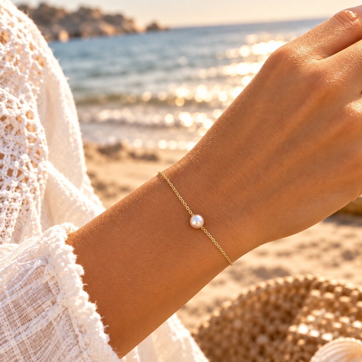 Bracelet Tess doré en acier inoxydable 316L avec perle blanche, porté au poignet