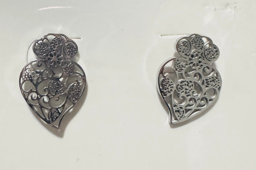 Boucles d’oreilles Cœur de Viana argentées en acier inoxydable 316L présentées sur fond clair