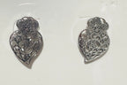 Boucles d’oreilles Cœur de Viana argentées en acier inoxydable 316L présentées sur fond clair