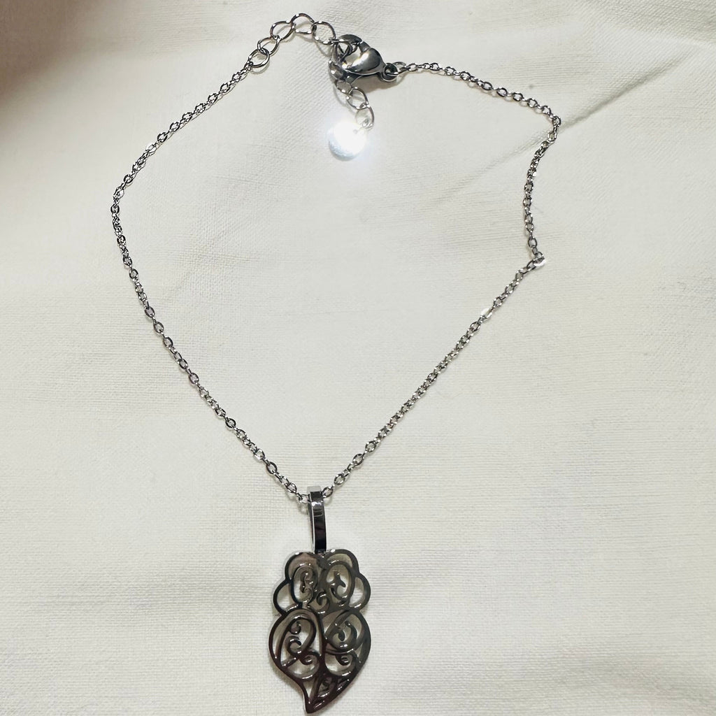 Pendentif Cœur de Viana en finition argentée porté sur une chaîne de bracelet