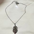 Pendentif Cœur de Viana en finition argentée porté sur une chaîne de bracelet