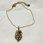 Pendentif Cœur de Viana en finition dorée porté sur une chaîne bracelet