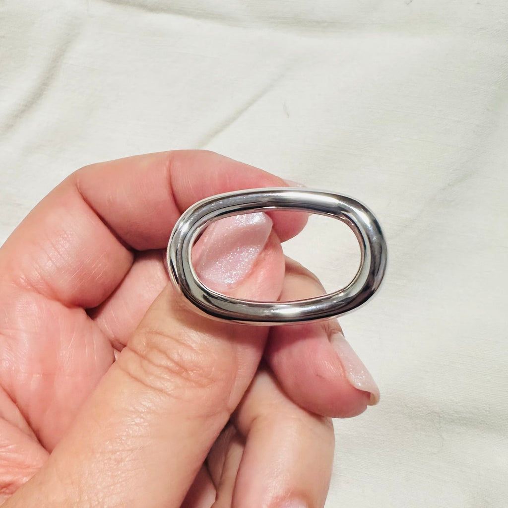 Bague Jayanti argentée ajustable en acier inoxydable 316L portée au doigt
