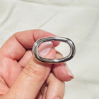 Bague Jayanti argentée ajustable en acier inoxydable 316L portée au doigt