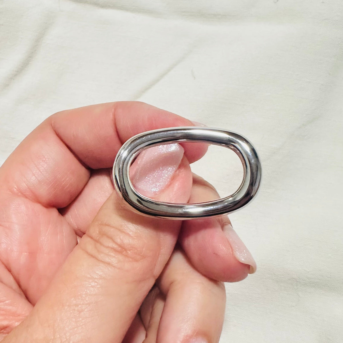 Bague Jayanti argentée ajustable en acier inoxydable 316L portée au doigt