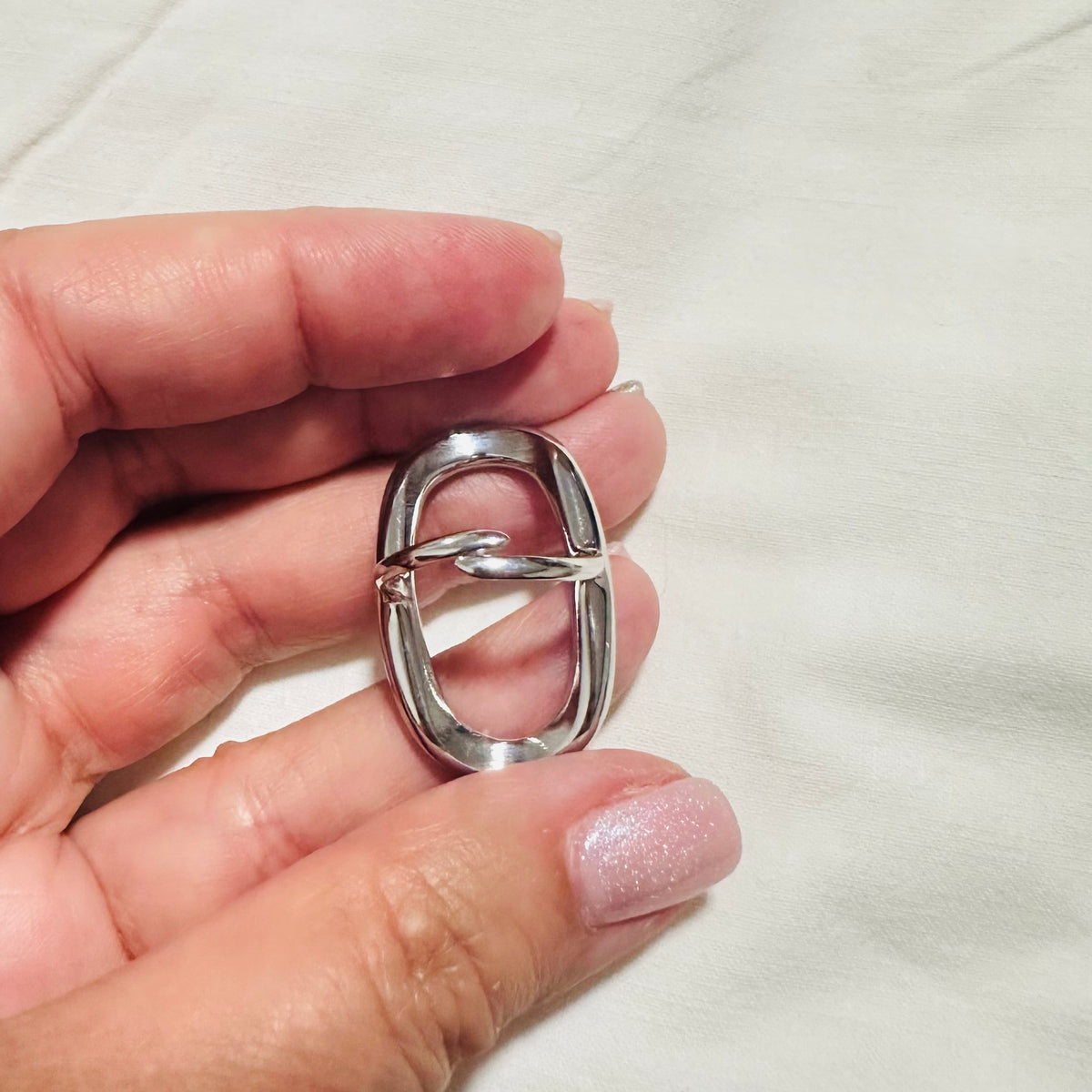 Bague Jayanti argentée ajustable en acier inoxydable 316L portée sur la main