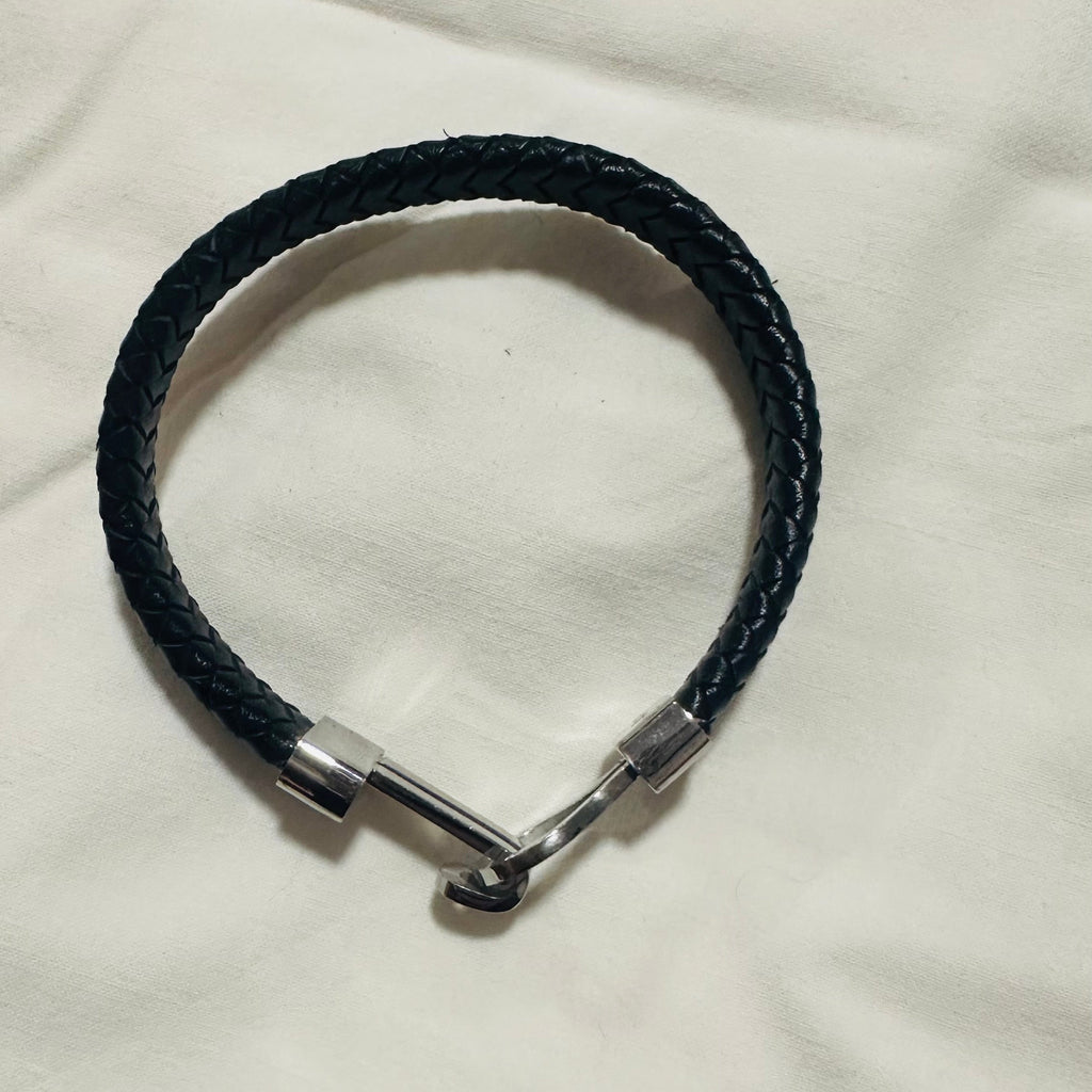 Bracelet homme Swann en cuir tressé noir ouvert avec fermeture frontale en acier inoxydable 316L