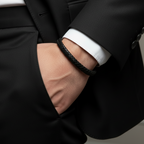 Bracelet homme Volt en cuir tressé noir avec fermoir aimanté en acier inoxydable 316L porté au poignet