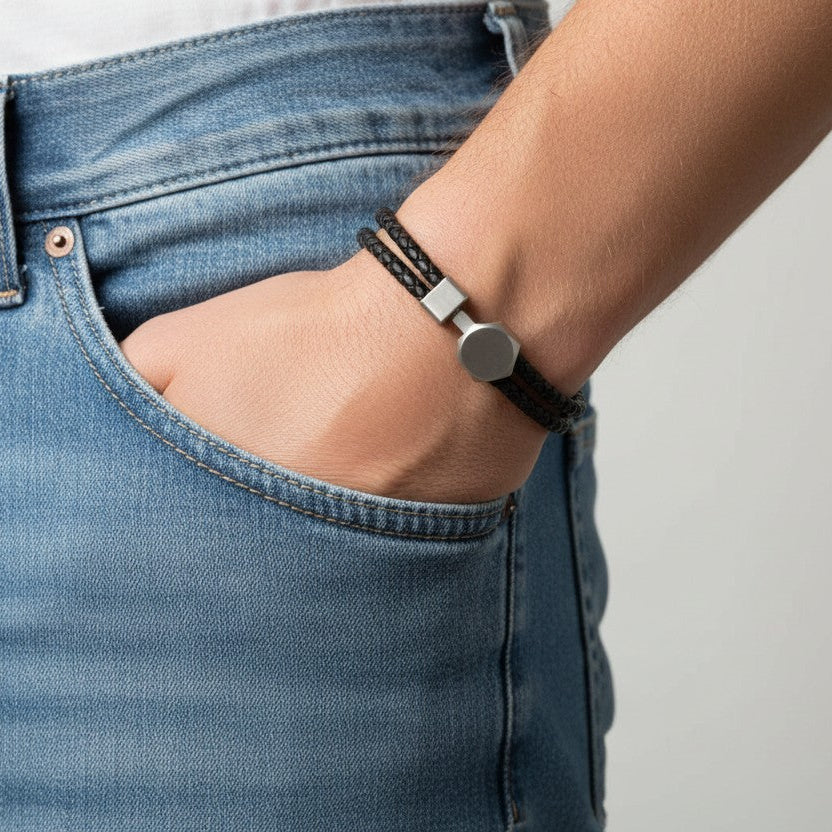 Bracelet Atlas homme en cuir noir et acier inoxydable 316L porté au poignet