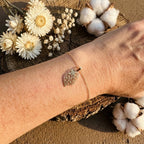 Bracelet Cœur de Viana en finition dorée porté au poignet avec son pendentif ajouré