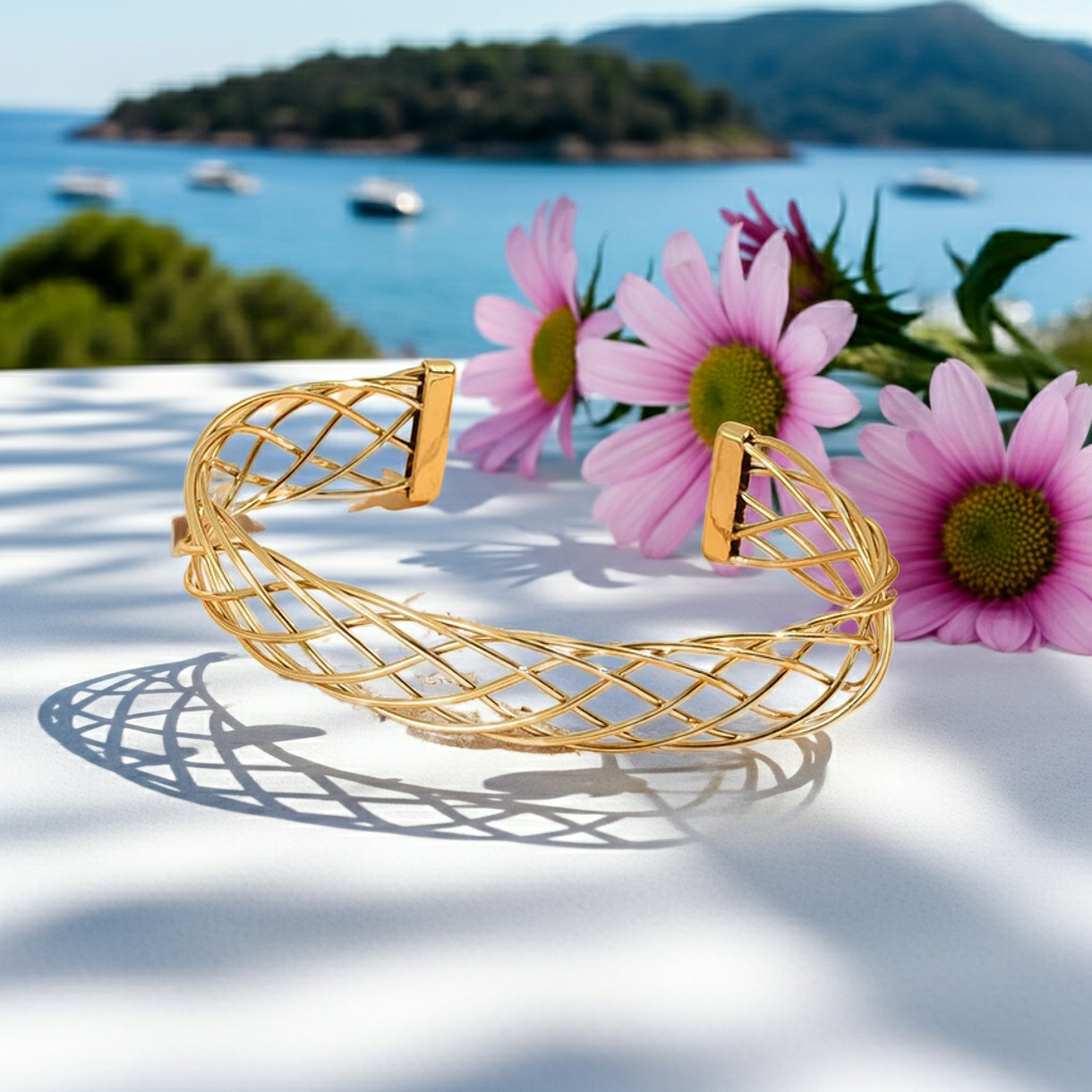 Jonc Lily doré sur surface blanche avec marguerites roses et vue mer – FLIDEA Jewelry