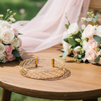 Jonc Lily doré entouré de bouquets de roses blanches et roses, ambiance romantique – FLIDEA Jewelry