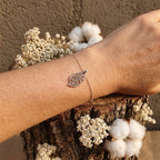 Bracelet Cœur de Viana en finition argentée porté au poignet avec son pendentif ajouré