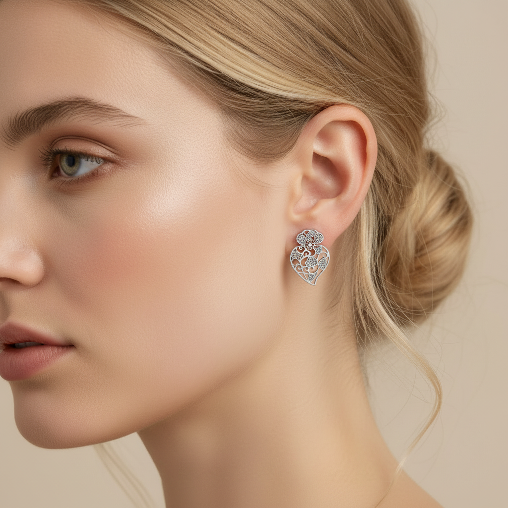 Petites boucles d’oreilles Cœur de Viana argentées en acier inoxydable 316L portées par une femme blonde